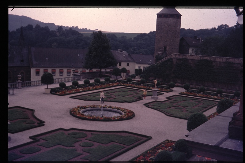 34.Weilburg jul 1975 Mama,Brigitte.JPG